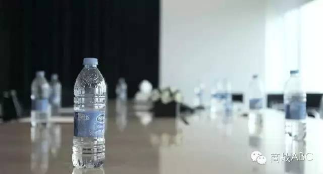 最成功的礦泉水包裝營銷：只賣半瓶水，銷量卻提高652%